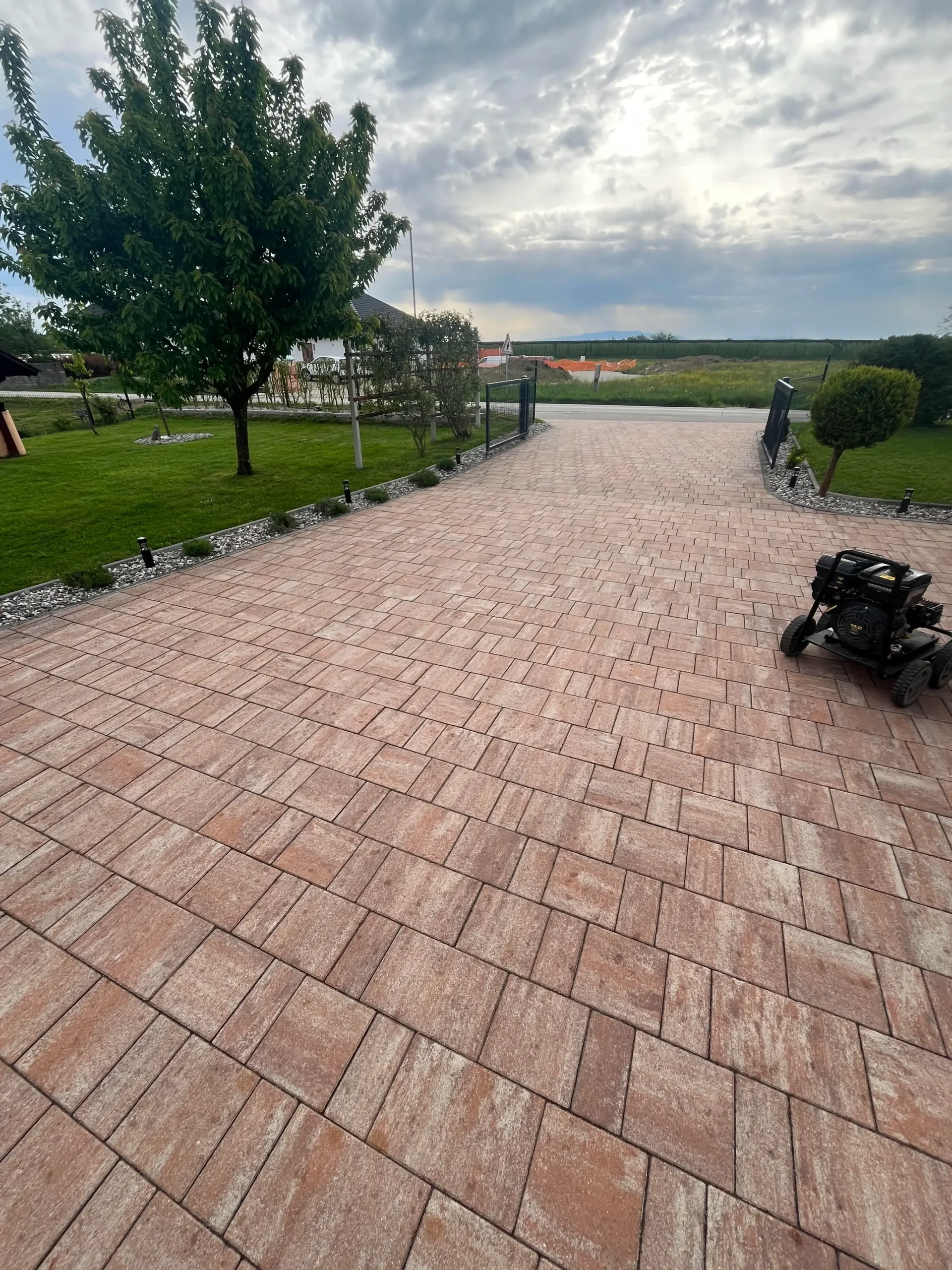 Strokovno čiščenje in zaščita tlakovcev
