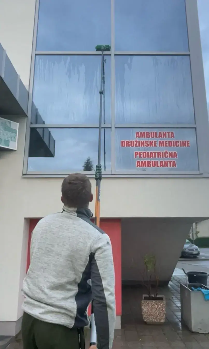 Strokovno čiščenje steklenih fasad