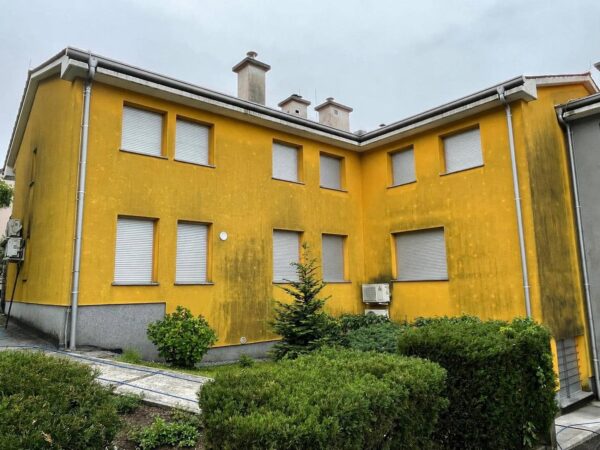 Nizkotlačno čiščenje fasade